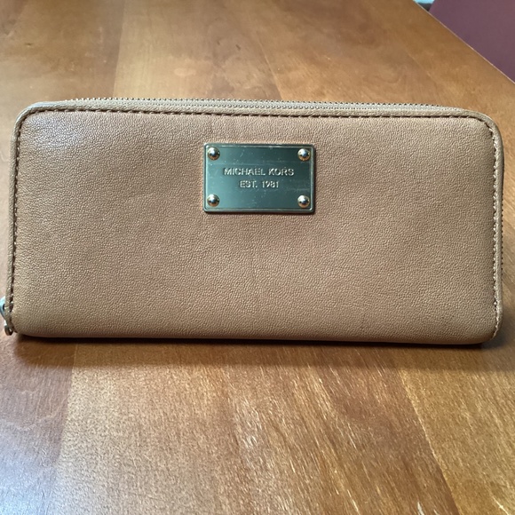 Michael Kors Jet Set Continental Wallet - Picture 5 of 11